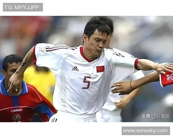 足坛巨星罕见低级失误合集引爆全场观众热议瞬间